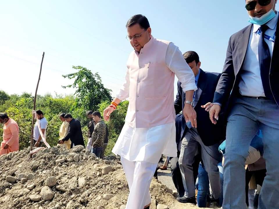 CM Reached Ground Zero : आपदा क्षेत्रों का दौरा कर वापस दून लौटे सूबे के मुखिया, पत्रकारों से की ये बड़ी बात