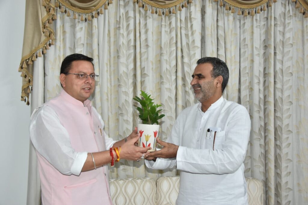 CM Dhami Met With Sanjay Baliyaan : केंद्रीय राज्यमंत्री संजीव बालियान से मिले सीएम धामी, राज्य के विकास को लेकर हुई चर्चा
