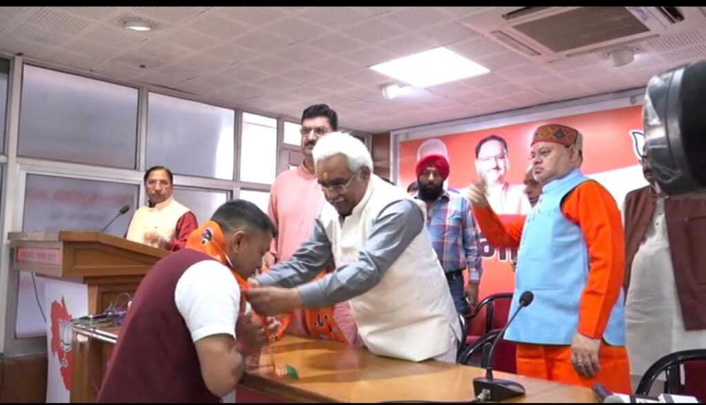 BJP Join : चुनाव से पहले तेज हुई दलबदल की राजनीति, 20 से ज्यादा लोगों ने थामा बीजेपी का दामन