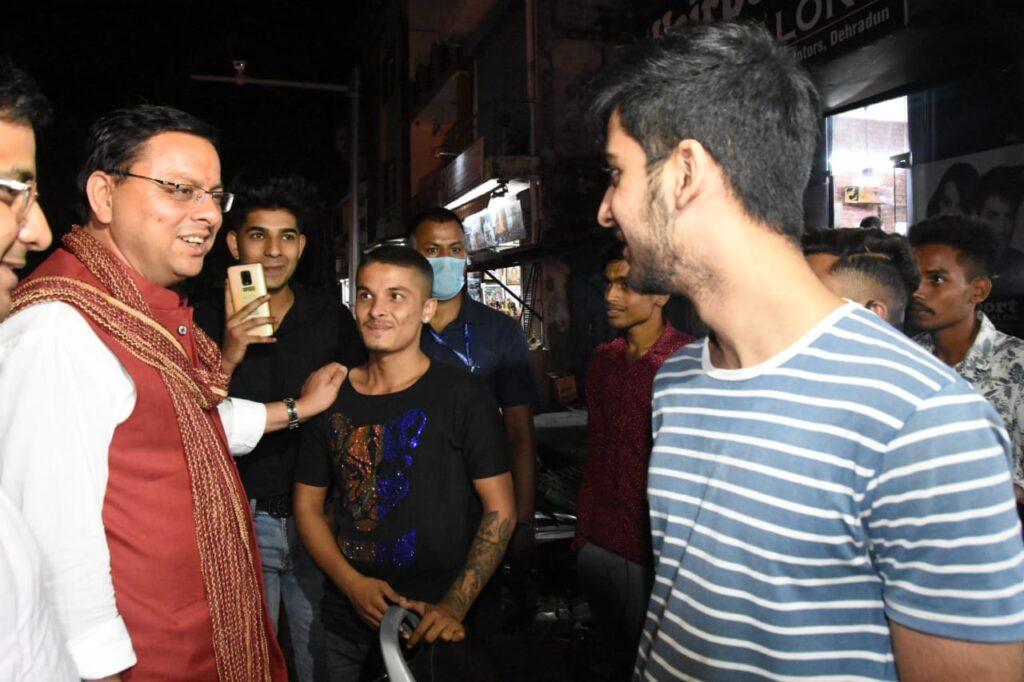CM Dhami Suddenly Meet Public :  सूबे के मुखिया का यह अंदाज लोगों को आया पसंद, जब अचानक जनता के बीच पहुंचे धामी