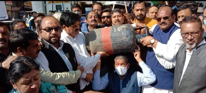 Congress Protest Against Inflation : चुनावी दंगल से पहले महंगाई के खिलाफ सड़कों पर उतरी कांग्रेस, हरदा ने सिलेंडर उठाकर सरकार के खिलाफ खोला मोर्चा