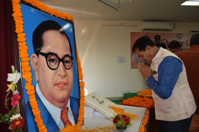 CM Dhami Remembered Baba Bhimrao : संविधान दिवस के अवसर पर भीमराव अंबेडकर के चित्र पर सीएम धामी ने पुष्प आर्पित कर किया याद