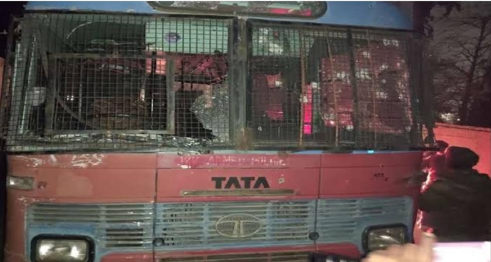 Terriorist Attack On Police Bus In Srinagar : श्रीनगर में सुरक्षा बल की बस पर आतंकियों ने की ताबड़तोड़ फायरिंग, दो जवान हुए शहीद