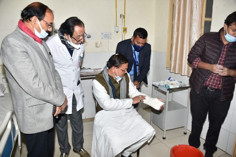 CM Hand Fractured In A Cricket Match : कल मना रहे थे जीत का जश्न आज अस्पताल पहुंचे सीएम धामी,चोटिल के बाद चढ़ा प्लास्टर