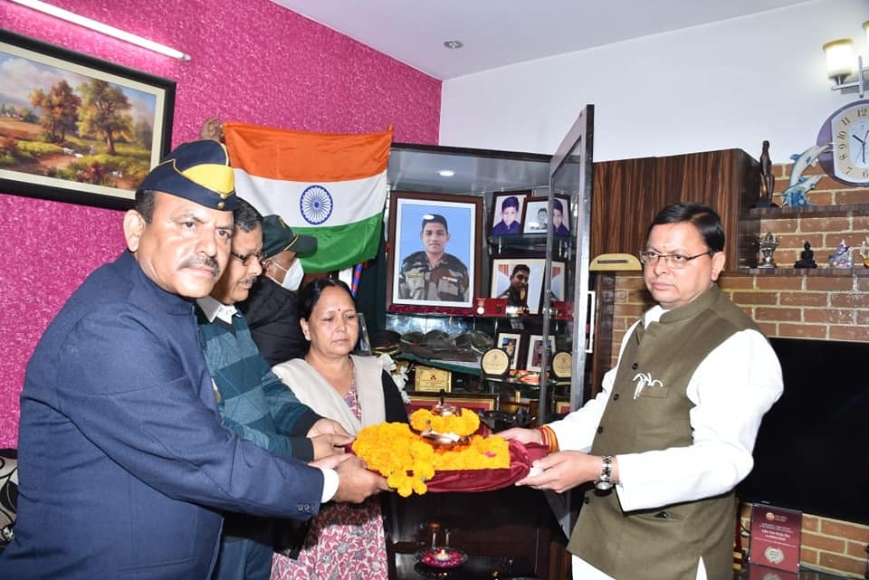 CM Paid Tribute : शहीद हुए मेजर चित्रेश बिष्ट की दूसरी बरसी आज, मुख्यमंत्री धामी ने शहीद के घर पहुंचकर दी श्रद्धाजंलि