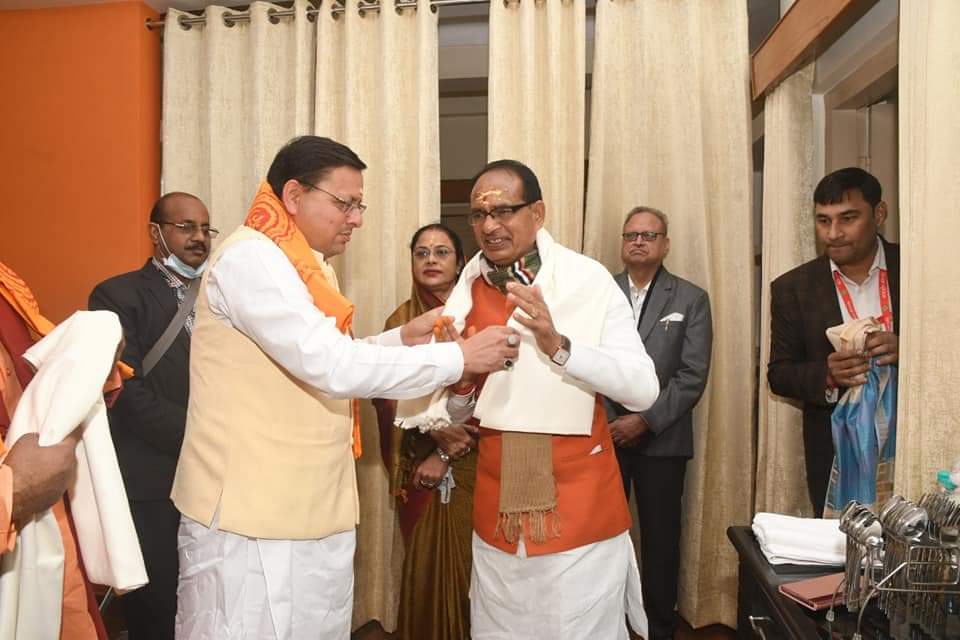 Dhami Meet MP CM : मुख्यमंत्री धामी ने मध्यप्रदेश के मुख्यमंत्री शिवराज सिंह चौहान से की मुलाकात