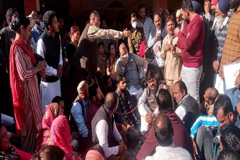 Yashpal Arya Attacked : कार्यक्रम में शामिल होने जा रहे यशपाल आर्य पर हमला, समर्थकों के साथ हुई मारपीट, कोतवाली में धरने पर बैठे आर्य