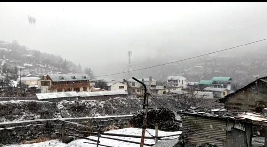 Snowfall Start : सटीक साबित हुआ मौसम विभाग का अनुमान, पहाड़ी क्षेत्रों में झमाझम बर्फबारी हुई शुरू