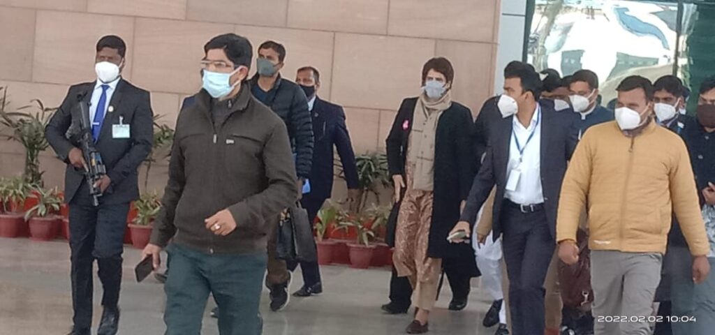 Priyanka Visit Uttarakhand : कांग्रेस की राष्ट्रीय महासचिव प्रियंका गांधी पहुंची  जौलीग्रांट एयरपोर्ट, 70 विधानसभा में वर्चुअली करेंगी चुनावी रैली