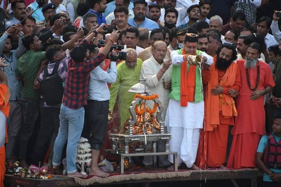 CM Dhami In Haridwar : धामी के सर पर सजा सत्ता का ताज, लेने आए मां गंगा का आशीर्वाद