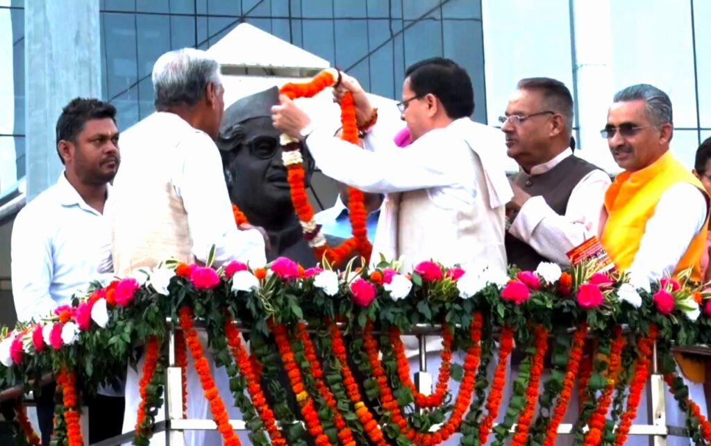 CM Garlanded The Statue