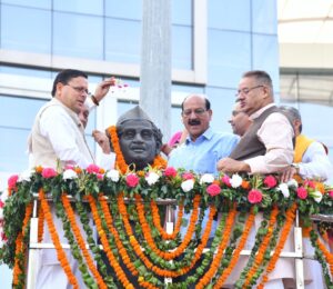 CM Garlanded The Statue