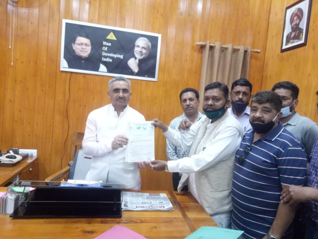 Memorandum Submitted To Mayor : पशुपालन डेयरी वालो की समस्याओं को लेकर दून के मेयर को सौंपा ज्ञापन