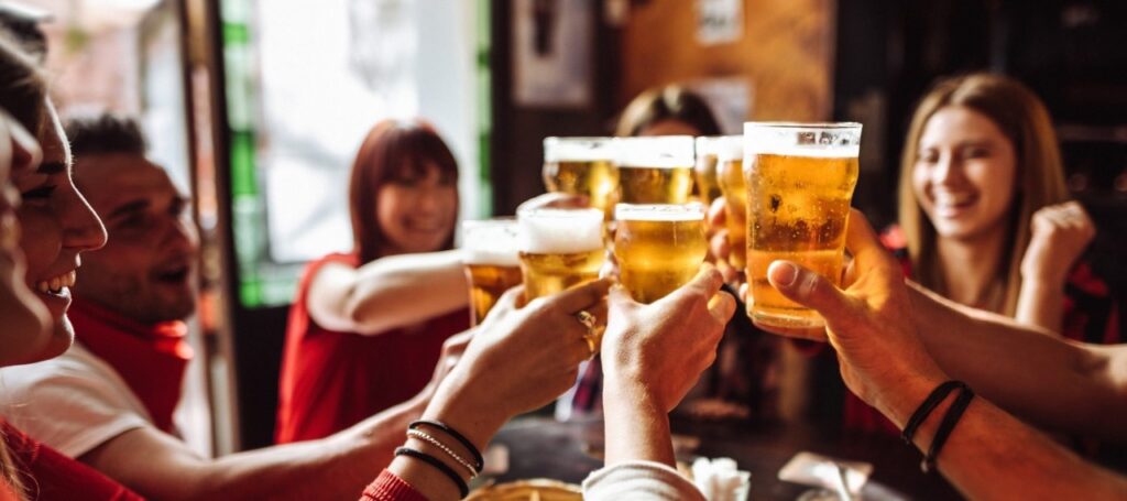 NEWater Beer : बीयर के शौकीनों को लग सकता है 440 वॉल्ट का झटका, लॉन्च हुई पेशाब वाली बीयर, क्या करना चाहेंगे ट्राय!