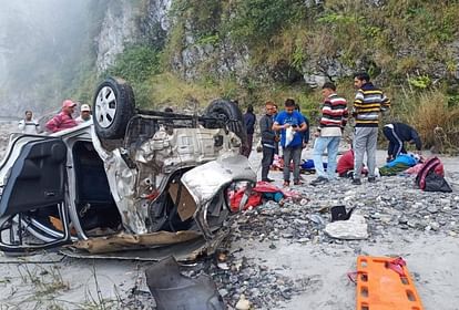 Accident In Tehri : टिहरी में अनियंत्रित होकर खाई में गिरी कार, हादसे में 3 लोगों की मौत