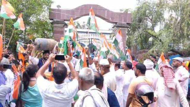 Congress Protest Lathicharge : लाठीचार्ज के विरोध में कांग्रेसियों ने अपनाया अक्रामक रुख, हिरासत में लिए हरीश रावत
