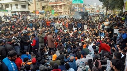 Youth Paper Leak Protest : अंधेरी रात में पुलिस ने बेरोजगारों पर बरसाई लाठियां, दिन में सड़कों पर उमड़ा जन सैलाब