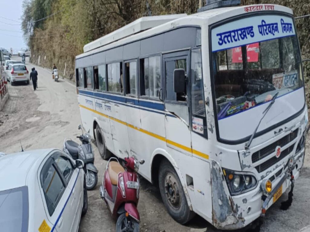 Bus Brake Fail : बस के हुए ब्रेक फेल, बाल-बाल बची 35 लोगों की जान