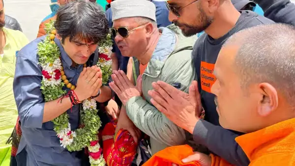 Dhirendra Shashtri In Badrinath Dham  बद्रीनाथ धाम में बागेश्वर धाम के बाबा ने की बाल लीला, बच्चों को कंधे पर बैठाया
