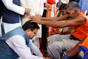 Dhami wash the feet