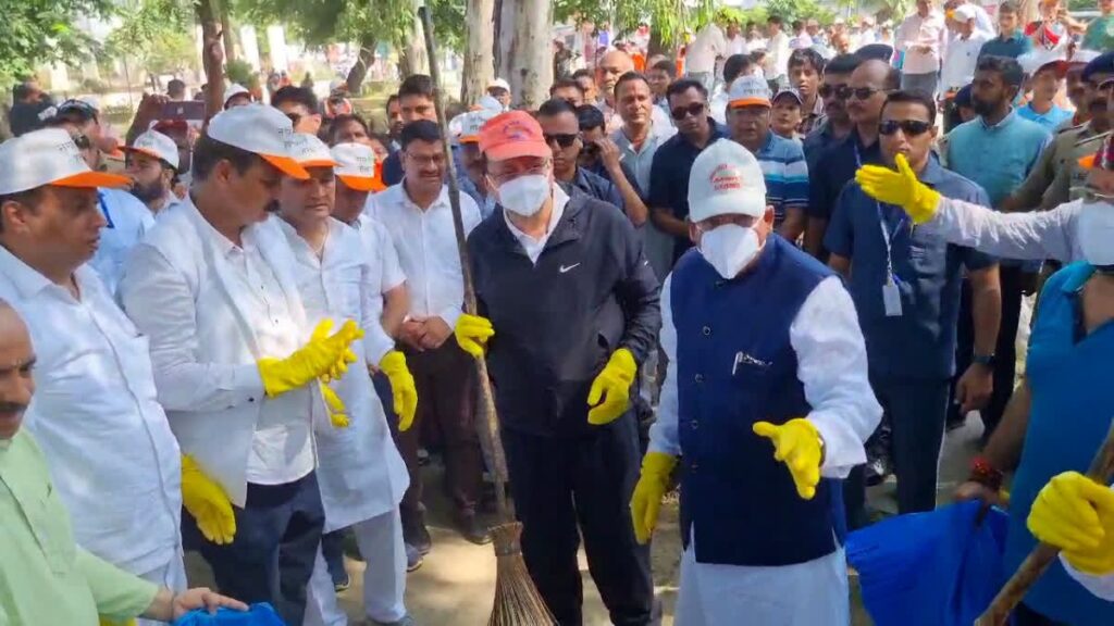 CM Dhami Attend Cleanliness Campaign : हल्द्वानी में स्वच्छता पखवाड़ा अभियान में शामिल हुए सीएम धामी, सड़कों पर सफाई कर किया श्रमदान