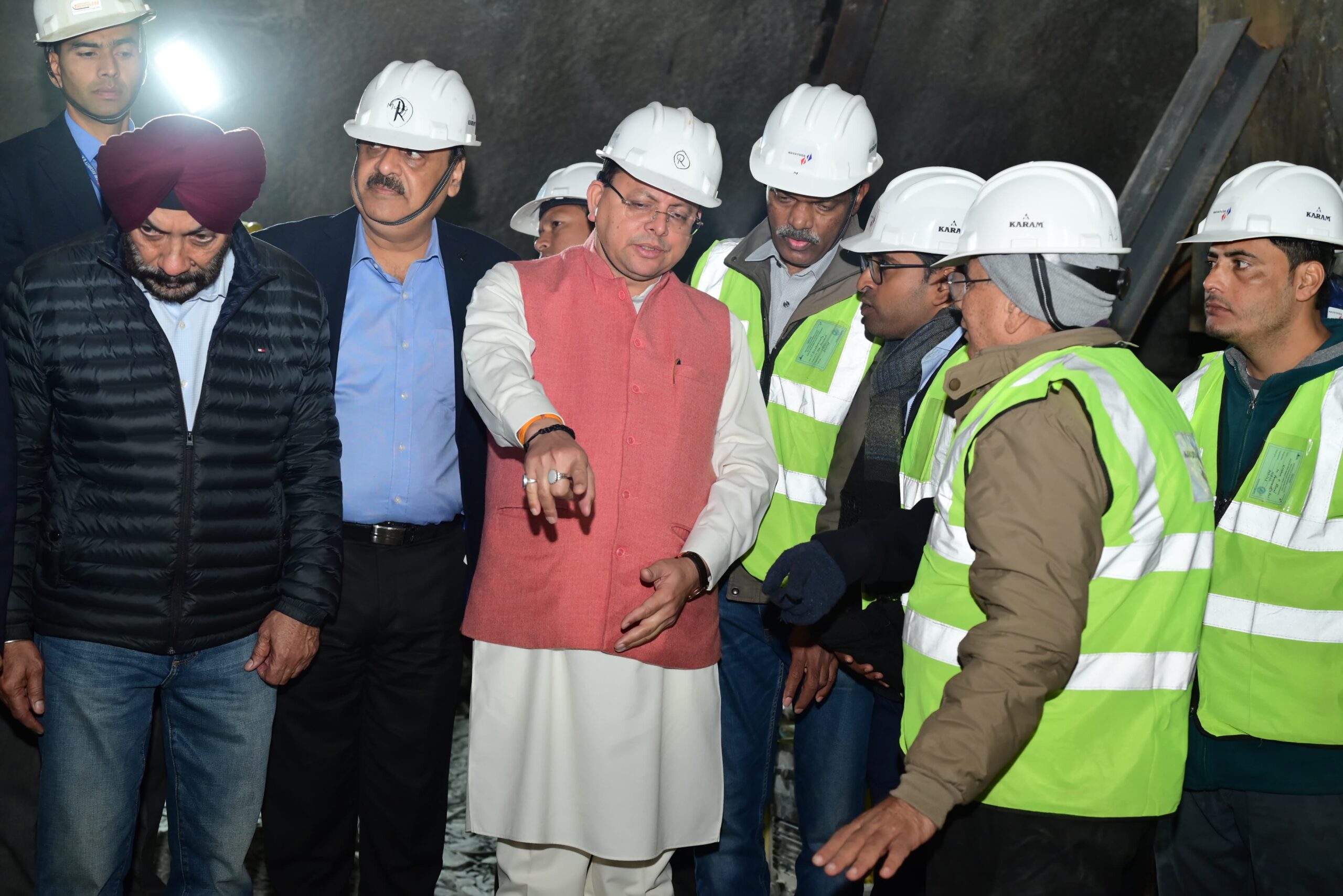 CM Dhami in Uttarkashi : सीएम ने सिलक्यारा टनल रेस्क्यू ऑपरेशन का लिया जायज़ा, बाबा बौखनाग के मंदिर में की पूजा अर्चना