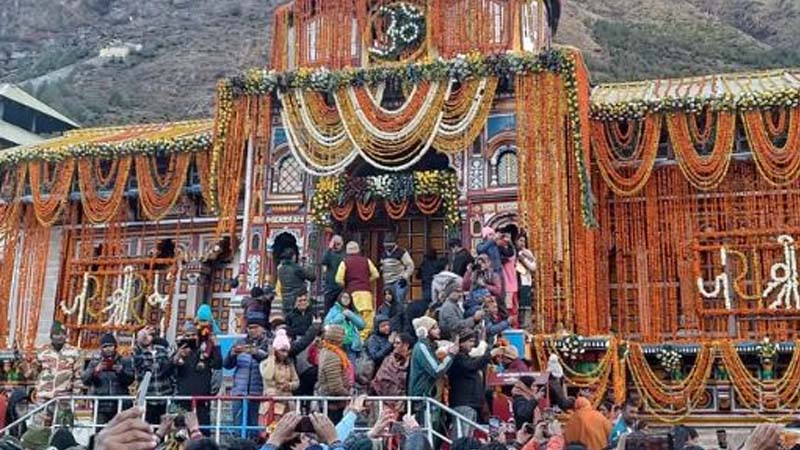 Badrinath Dham Door Closed : बदरीनाथ धाम के कपाट शीतकाल के लिए बंद, बैंड की भक्तिमय धुनों से गुंजायमान हुआ धाम