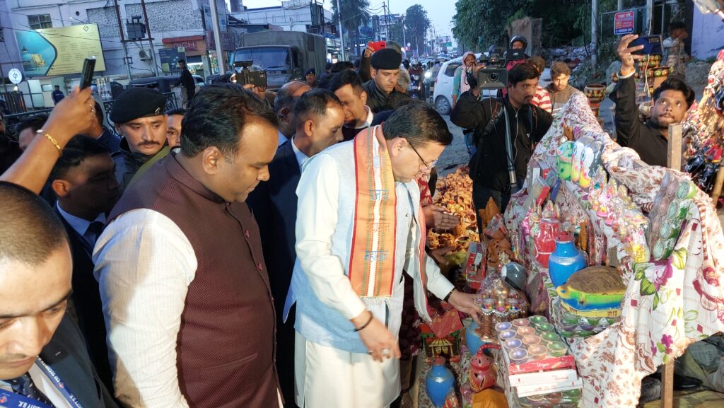 CM Dhami Reached Kumhar Mandi : सीएम धामी ने की कुम्हारों से मुलाकात, लोकल फॉर वोकल का दिया संदेश