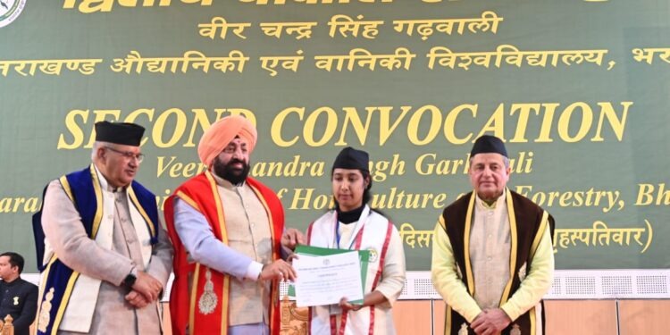 Governor Awarded Degree : राज्यपाल गुरमीत सिंह ने दीक्षांत समारोह में 370  छात्र-छात्राओं को उपाधि देकर सम्मानित किया