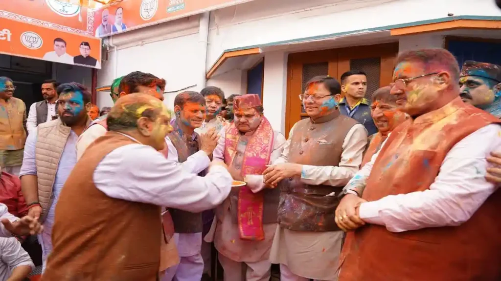 Holi 2024 : होली के रंगों में रंगी बीजेपी, सीएम और कार्यकर्ताओं ने एक दूसरे को लगाया गुलाल