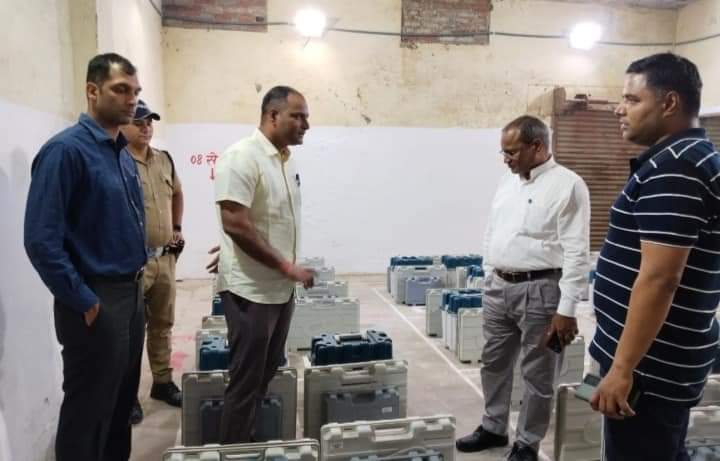 Strong Room Inspection : रुद्रपुर में जिला निर्वाचन अधिकारी ने स्ट्रांग रूम का निरीक्षण किया