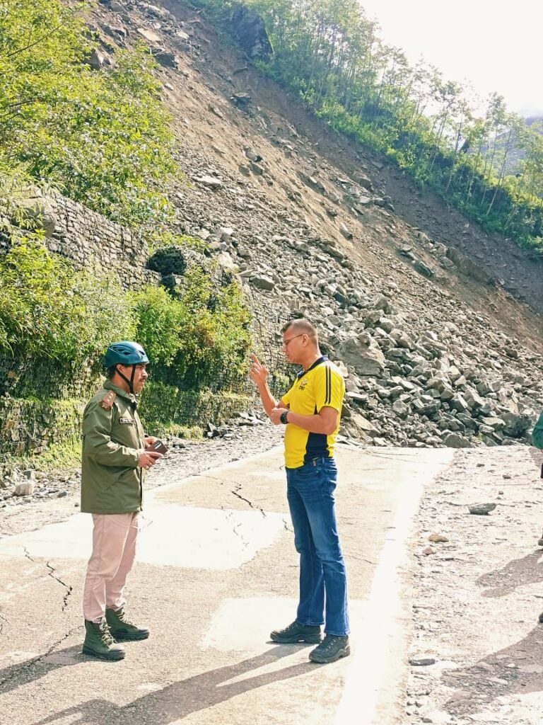 sdrf rescue : पहाड़ी मार्ग क्षतिग्रस्त होने पर आगे के रेस्क्यू के लिए एसडीआरएफ द्वारा किया जा रहा ड्रोन का उपयोग