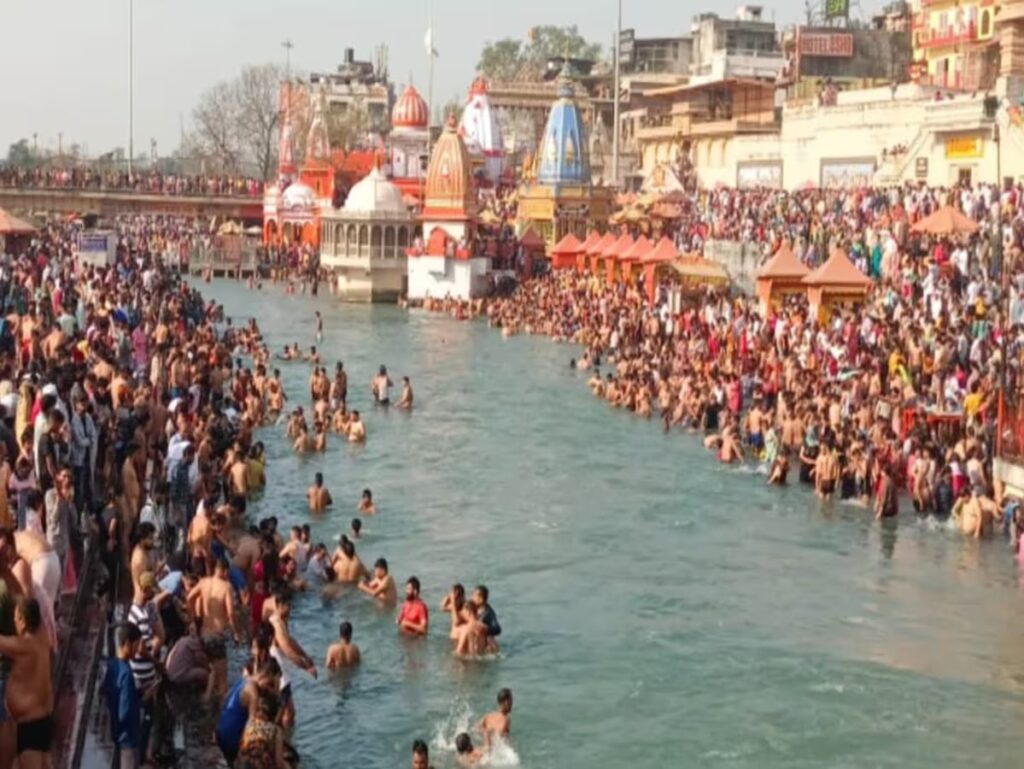 Somvati Amavasya 2024: सोमवती अमावस्या पर धर्मनगरी हरिद्वार में उमड़ा श्रद्धालुओं का सैलाब