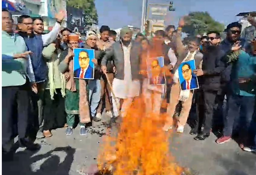 Congress Protest On Amit Shah अमित शाह के बयान से गरमाई सियासत, कांग्रेस ने फूंका गृह मंत्री का पुतला