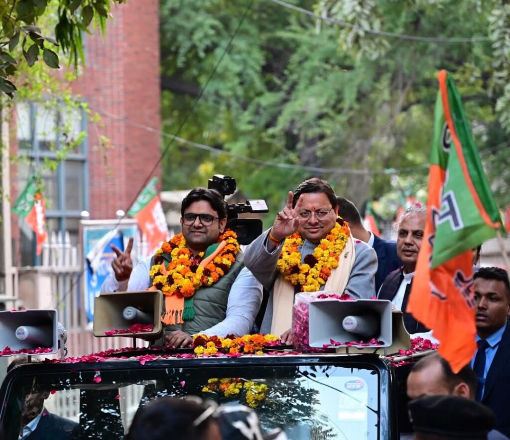 Cm Dhami Delhi Cantt Roadshow:दिल्ली में सीएम धामी ने किया रोड शो, बीजेपी प्रत्याशी भुवन तंवर के लिए मांगे वोट