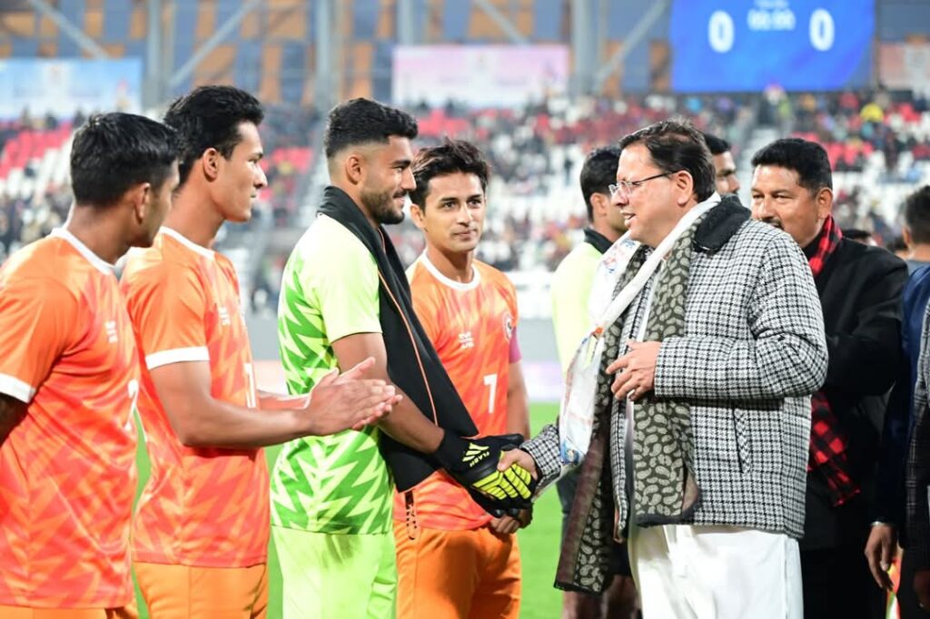 Cm Dhami Football Match:सीएम धामी ने फुटबॉल सेमीफाइनल मैच का किया अवलोकन, खिलाड़ियों का बढ़ाया हौसला