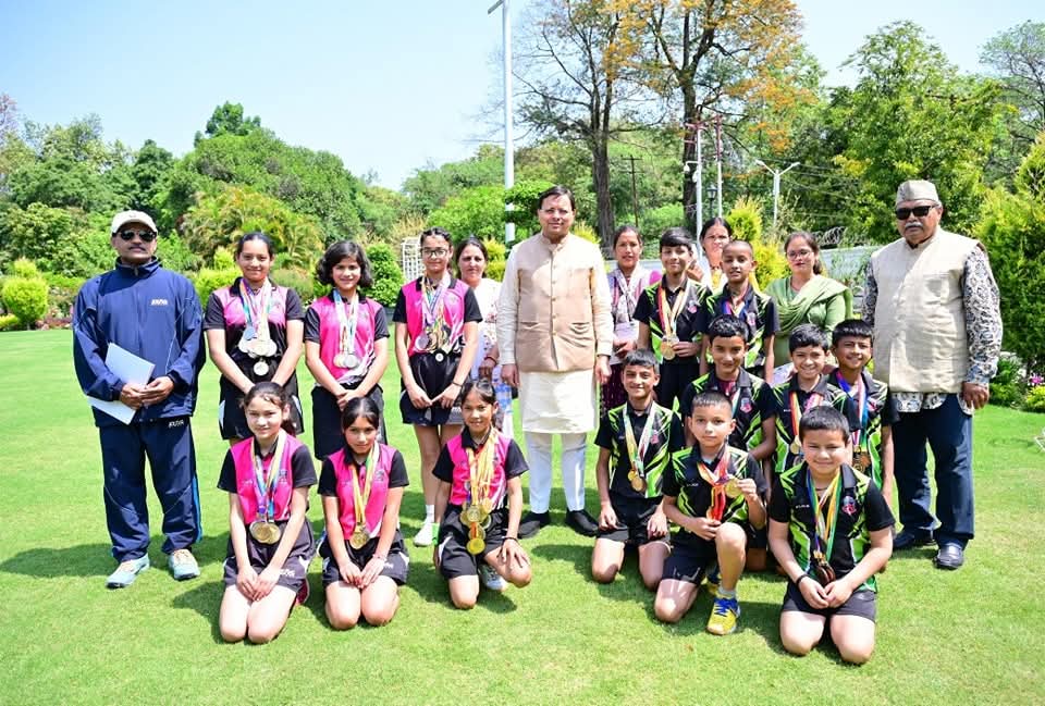 Cm Dhami Meet Table Tennis Player:ज्योतिर्मठ के छात्रों ने सीएम धामी से की मुलाकात, टेबल टेनिस प्रतियोगिता में गोल्ड मेडल जीतने वाली टीम को दी बधाई