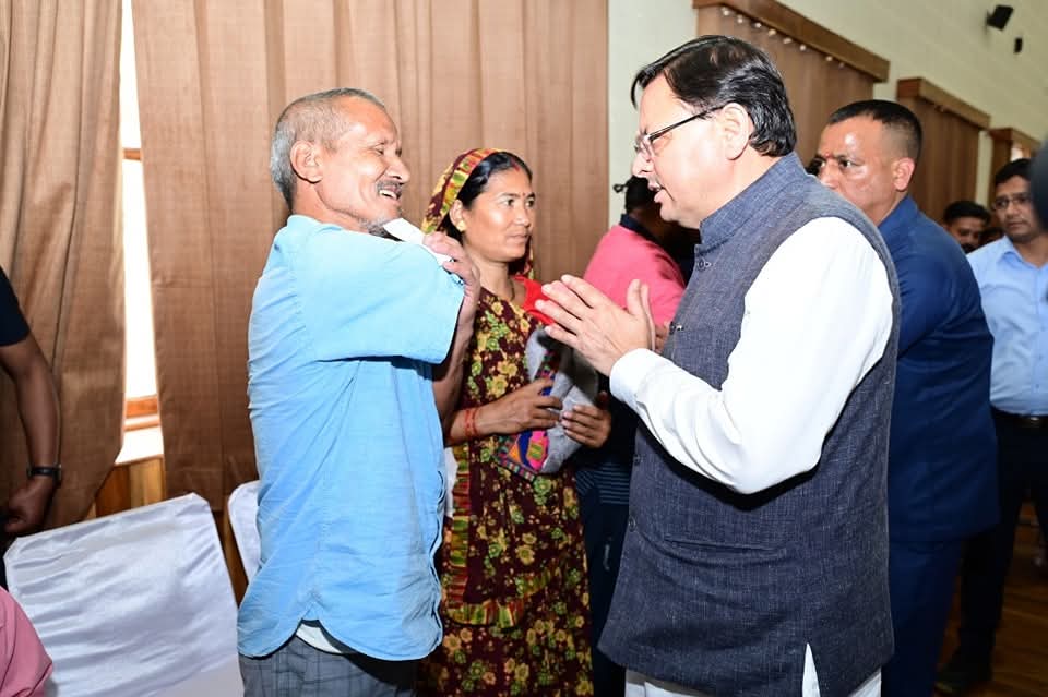 Cm Dhami Janta Darbaar:सीएम धामी ने प्रदेश के विभिन्न क्षेत्रों से आए लोगों की समस्याओं को सुना, अधिकारियों को समाधान के दिए निर्देश