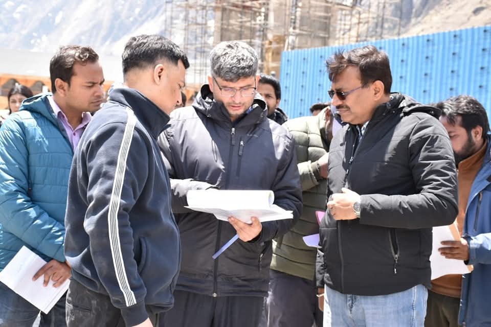 Anand Bardhan Badrinath Inspection:मुख्य सचिव आनन्द बर्द्धन ने बदरीनाथ धाम का किया निरीक्षण, मास्टर प्लान के तहत चल रहे कार्यों का लिया अपडेट