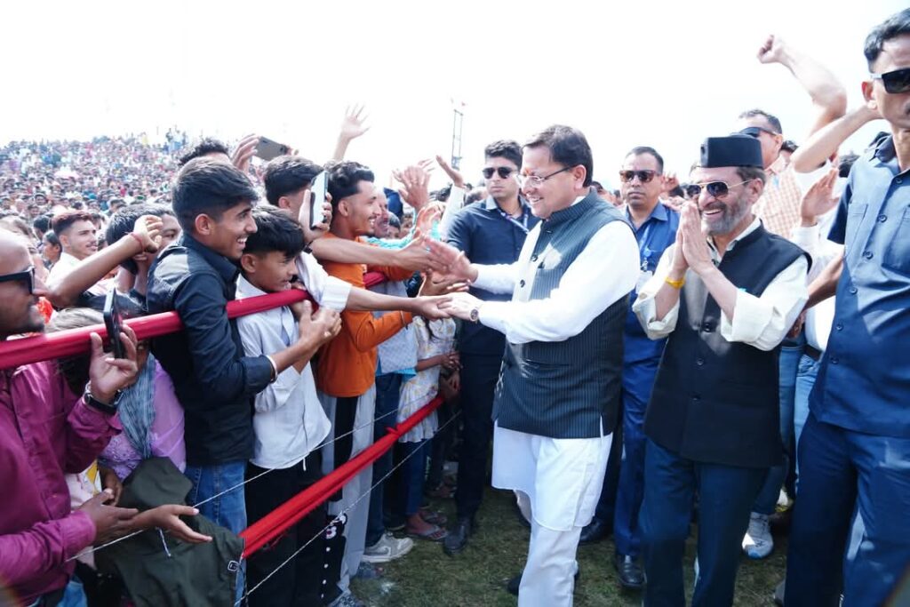 Cm Dhami Chakrata:सीएम धामी ने शहीद मेले में की शिरकत, अमर शहीद केसरी चंद की प्रतिमा पर पुष्प अर्पित कर दी श्रद्धांजलि