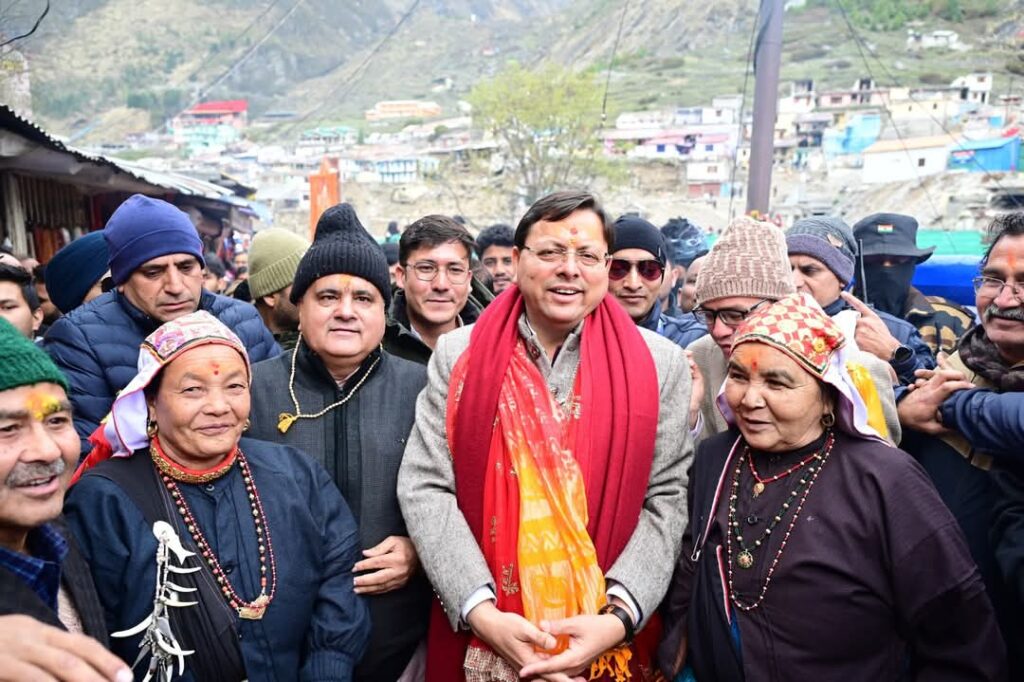 Cm Dhami Chamoli Meet:सीएम धामी ने देवली बगड़ क्षेत्र की स्थानीय जनता से की मुलाकात, पारंपरिक वेशभूषा में सजे-संवरे नन्हे बच्चों से किया संवाद