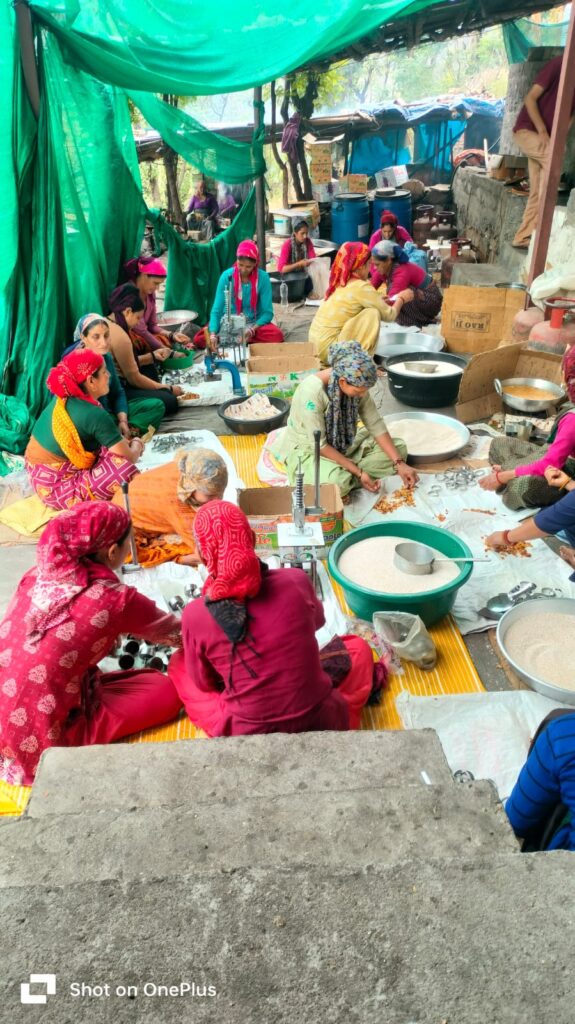 Local 4 Vocal Product:केदारनाथ यात्रा से महिला समूहों को मिल रहा कारोबार, प्रसाद और स्थानीय उत्पाद के स्टॉल से लेकर होमस्टे का कारोबार