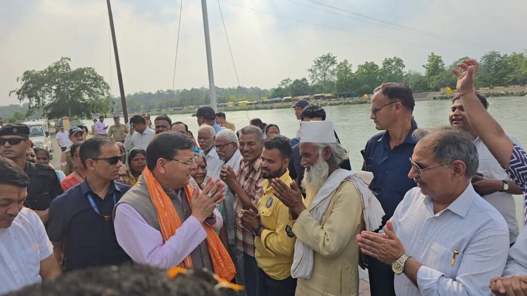 Cm Dhami Banbasa:सीएम धामी ने ग्राम पंचायत देवीपुरा का किया निरीक्षण,अधिकारियों को त्वरित कार्रवाई के दिए निर्देश