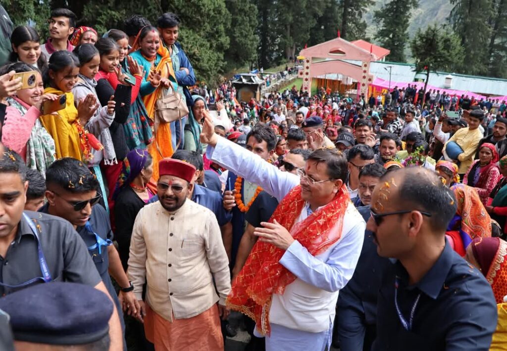 Cm Dhami latu Temple:सीएम धामी ने लाटू मंदिर में की पूजा अर्चना, श्रद्धालुओं का किया स्वागत