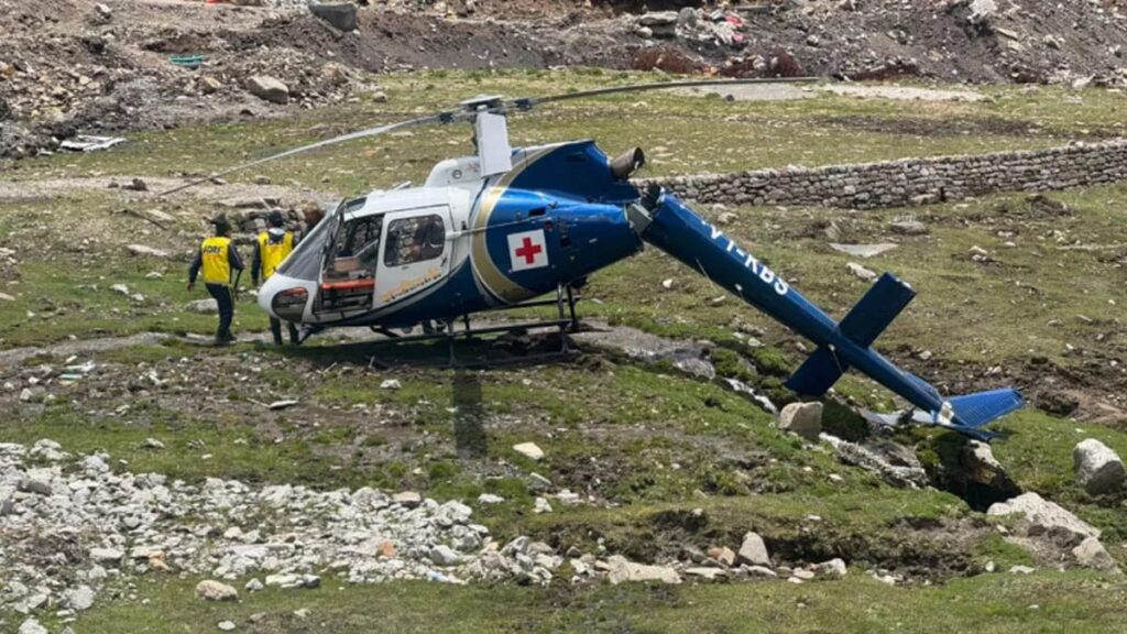 Helicopter Kedarnath Landing:पायलट की सूझबूझ से टला बड़ा हादसा, केदारनाथ धाम में हेली एंबुलेंस की आपातकाल लैंडिंग