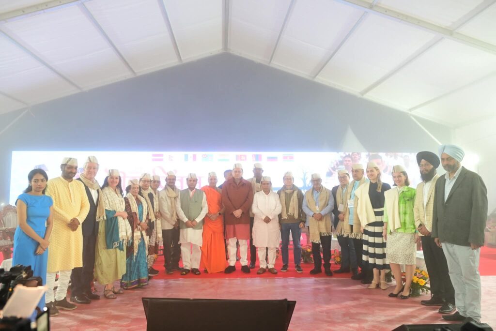 Cm Dhami Welcome Tourist:गैरसैंण में अंतर्राष्ट्रीय योग दिवस की पूर्व संध्या पर आयोजित कार्यक्रम, सीएम धामी ने उत्तराखंड की टोपी से किया राजदूतों का वेलकम