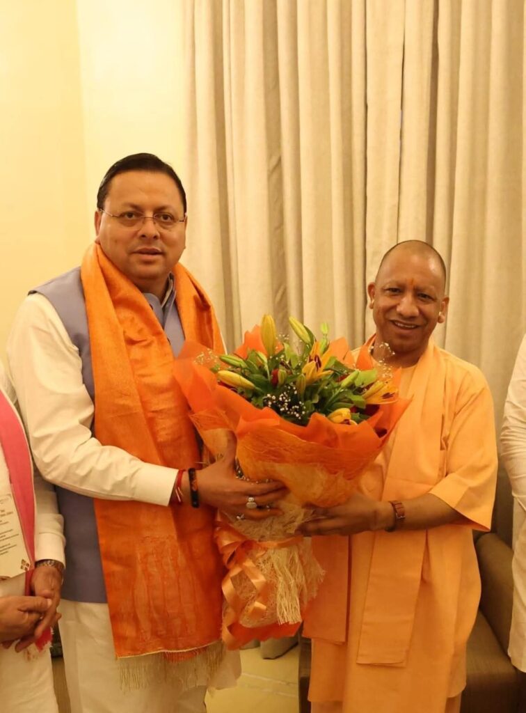 Cm Dhami Meet Cm Yogi:सीएम धामी ने सीएम योगी से की मुलाकात, पवित्र चारधाम का प्रसाद किया भेंट