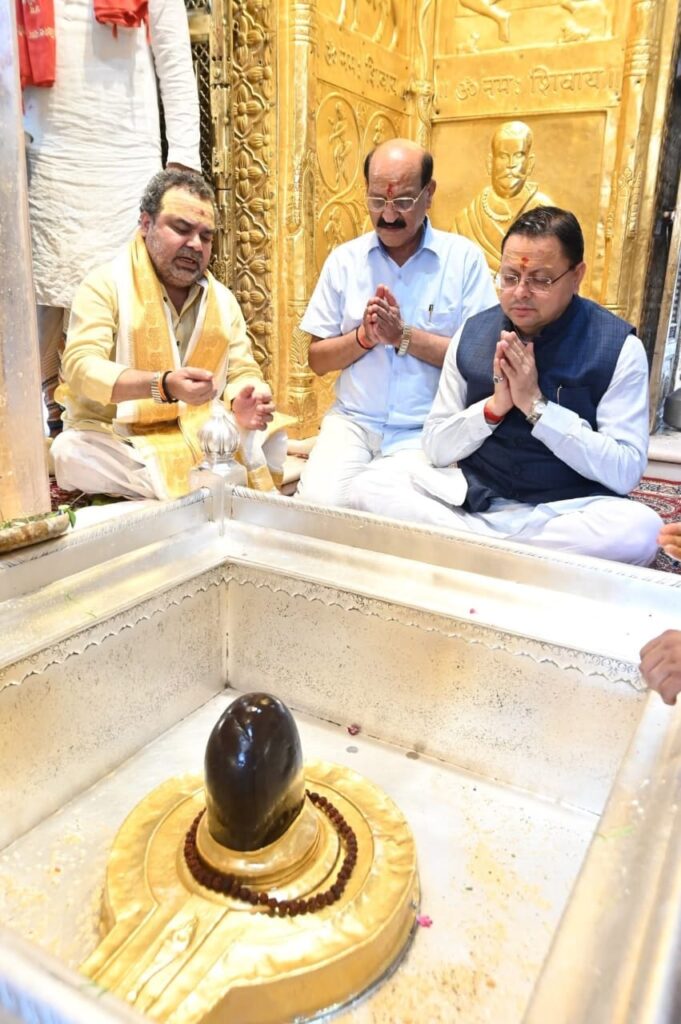 Cm Dhami Varanasi Visit:सीएम धामी ने की काशी विश्वनाथ मंदिर में पूजा, कल बैठक में होंगे शामिल