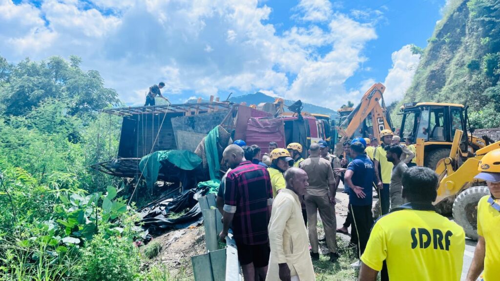 Tehri Truck Accident:ऋषिकेश-गंगोत्री राष्ट्रीय राजमार्ग पर कांवड़ियों से भरा ट्रक पलटा, तीन की मौत और 18 घायल