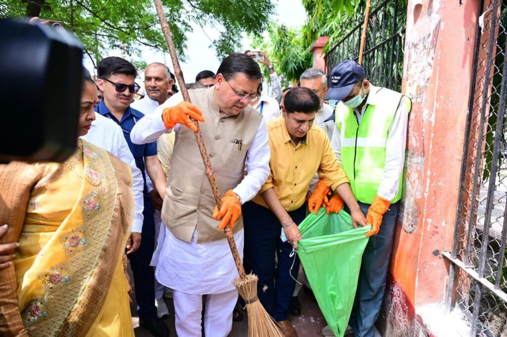 Cm Dhami Tree Abhiyan:सीएम धामी ने लगाया झाड़ू, एक पेड़ मां के नाम पर किया पौधारोपण